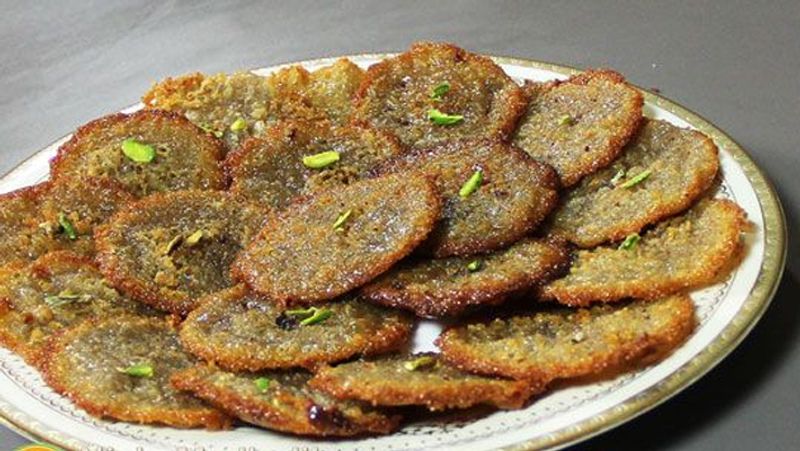 मालपुआ भगवान शिव को बहुत पसंद होता है। ऐसे में अगर इस बार आप शिवरात्रि पर मालपुआ बनाने चाहते हैं, तो उसमें थोड़ा सा भांग का पाउडर मिला दें। इससे मालपुए का स्वाद भी बढ़ जाएगा और भोग में भांग भी शामिल हो जाएगी।