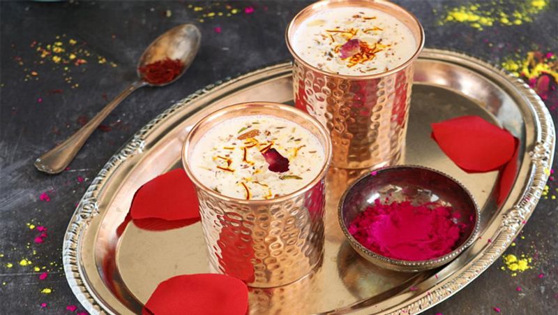 शिवरात्रि आते-आते मौसम में थोड़ी गर्माहट भी आ जाती है। ऐसे में भोग के रूप में अधिकतर लोग ठंडई बनाते हैं। इस ठंडई में अगर भांग मिला दी जाए, तो क्या ही कहना। इससे न सिर्फ इसका स्वाद दोगुना होता है बल्कि भोलेनाथ भी बहुत प्रसन्न होते हैं। दूध, चीनी और भांग के साथ-साथ आप ठंडई में बादाम, काजू, पिस्ता, सौंफ, खसखस, इलायची और केसर भी जरूर डालें।