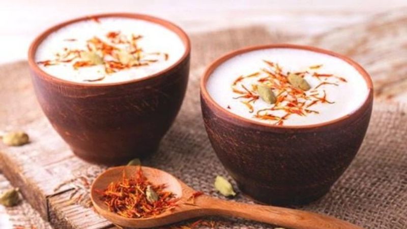 ठंडई के अलावा आप लस्सी में भी भांग का ट्विस्ट देकर इसे और भी मजेदार बना सकते हैं। इसके लिए आप आधा किलो दही में थोड़ा दूध, चीनी और 1 चम्मच के करीब भांग पाउडर मिला दें और मथनी से या मिक्सी में इसको अच्छे से मिक्स कर लें। भगवान को भोग के साथ-साथ आप इसे मेहमानों के लिए भी सर्व कर सकते हैं।