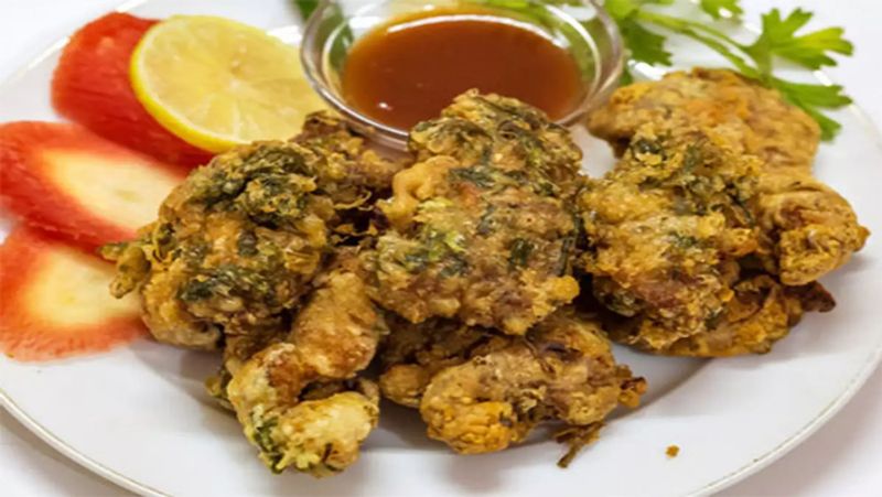 मीठे के साथ-साथ शिवरात्रि पर आप भांग से कुछ नमकीन भी बना सकते हैं। इस दिन आप भांग के पकौड़े ट्राई कर सकते हैं। इसके लिए बेसन और सब्जियों को मिलाकर बनने वाले नॉर्मल पकौड़ों में आपको थोड़ा सा भांग का पाउडर मिला दें और बस सिंपल पकौड़ों की तरह इस फ्राई कर लें। याद रखें की भोग लगाने के लिए अगर आप इसे बना रहे हैं, तो इसमें प्याज-लहसुन नहीं डालें।