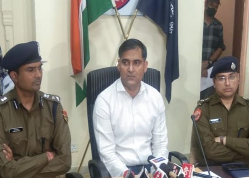 पुलिस ने वीडियो वायरल होने से रुकवाया
वीडियो वायरल होने पर पुलिस पीड़िता तक पहुंची। इसके बाद महिला के बयानों की वीडियोग्राफी की। उसका मेडिकल करवाया गया। पीड़िता का सोशल मीडिया पर वायरल हो रहे वीडियो को साइबर टीम की मदद से रुकवाया। इस संबंध में मानसरोवर ACP को केस की जांच सौंपी गई है।