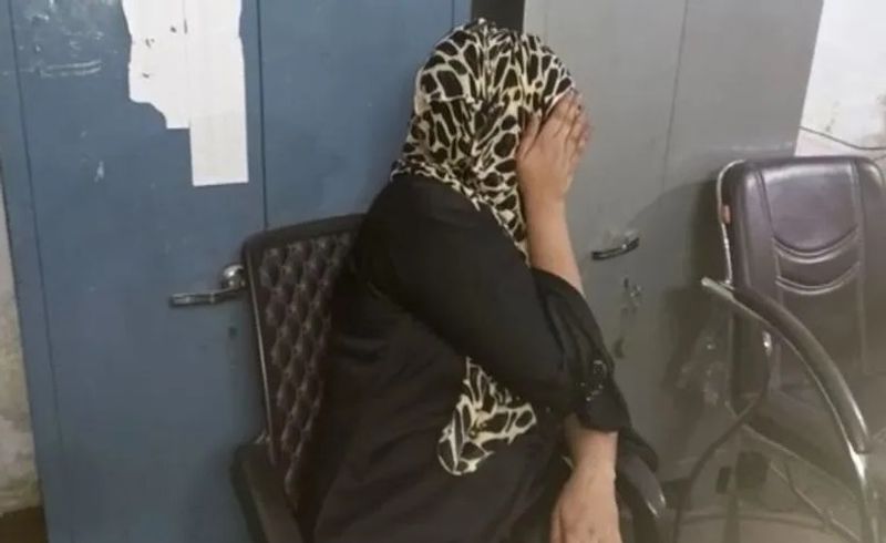 दरिंदों के चंगुल में आई पीड़िता
पुलिस के मुताबिक पीड़िता ने अपने एफआईआर में बताया कि 19 अक्टूबर 2020 को वह साईं कृपा होटल, हीरा पथ के सामने, न्यू सांगानेर रोड मानसरोवर में रुकी हुई थी। तब उसके जानकार संजू बंगाली ने पैसों का लालच देकर एक लड़के के साथ भेज दिया। उस लड़के ने यश होटल के पास मांग्यावास में महिला को एक कार में बैठा लिया।
(प्रतीकात्मक फोटो)