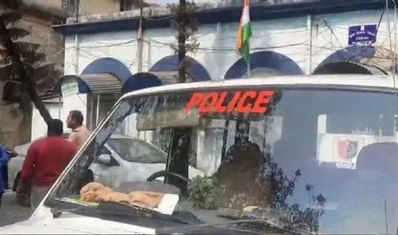 इस डर से यूपी लौट गई थी पीड़िता
महिला ने रिपोर्ट में बताया कि जिस कार में उसको लाया गया था। उसके अलावा भी दो अन्य गाड़ियां वहां थी। इसमें सवार लोगों ने भी महिला के साथ मारपीट कर कार में बारी-बारी से दुष्कर्म किया। साथ ही धमकी दिए थे कि किसी को भी बताया तो वीडियो वायरल कर देंगे। इस डर से वह यूपी लौट गई। लेकिन आरोपियों ने वह वीडियो वायरल कर दिया।
(प्रतीकात्मक फोटो)