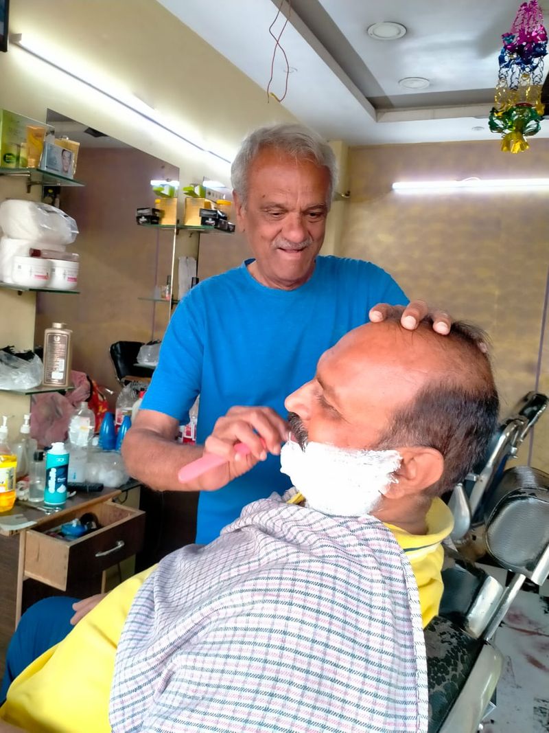క్షవరం చేస్తున్న సిపిఐ నాయకులు నారాయణ