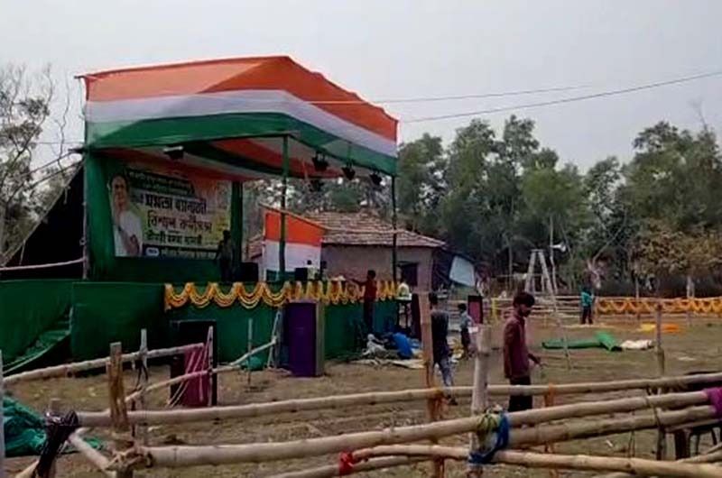 <p>ঠিক তার পাশেই একটি মঞ্চ তৈরি করা হয়েছে যেখানে কর্মী সভা হওয়ার কথা। তারই প্রস্তুতি চলছে জোরকদমে।<br />
</p>