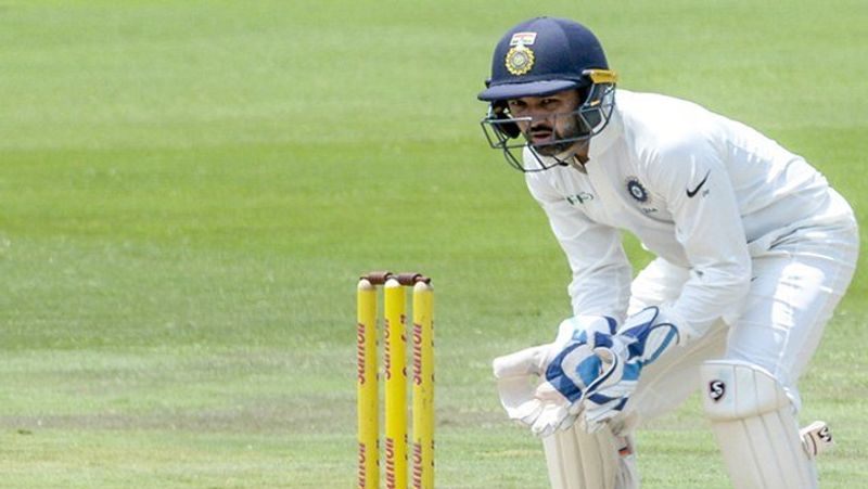 पार्थिव पटेल का पूरा नाम पार्थिव अजय पटेल हैं। छोटे कद के पार्थिव एक बाएं हाथ के बल्लेबाज हैं और कई बार धोनी की जगह उन्होंने टीम में विकेटकीपर का काम भी किया है। 9 मार्च 1985 को अहमदाबाद में जन्में पार्थिव पटेल ने भले ही टीम इंडिया से संन्यास ले चुके हैं, लेकिन उनके खेल और स्पोट्समैन स्पिरिट को आज भी याद किया जाता है।