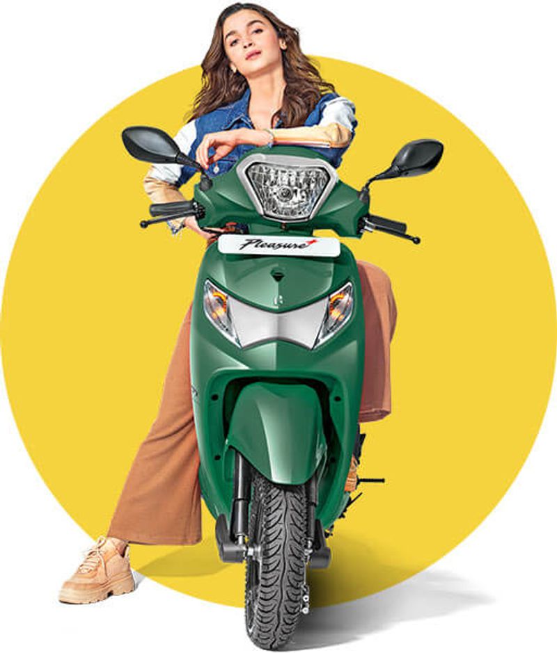 హీరో స్కూటర్: ఇండియన్ మార్కెట్లో హీరో మోటోకార్ప్ 3 వేరియంట్లలో ప్లెజర్ ప్లస్ స్కూటి అందుబాటులో ఉంది. ఇది 8 పిఎస్ పవర్, 8.7 ఎన్ఎమ్ టార్క్ ఉత్పత్తి చేసే ఈ స్కూటర్లో కంపెనీ 110 సిసి కెపాసిటీ ఇంజన్ను అందించింది. దీని ముందు భాగంలో డౌన్ లింక్ సస్పెన్షన్, వెనుక భాగంలో మోనో షాక్ సస్పెన్షన్ ఉంది. ఇది కాకుండా ఈ స్కూటర్ కి డ్యూయల్ షేప్ సీట్లు, మెరుగైన స్టోరేజ్ స్పేస్ కూడా అందించారు.