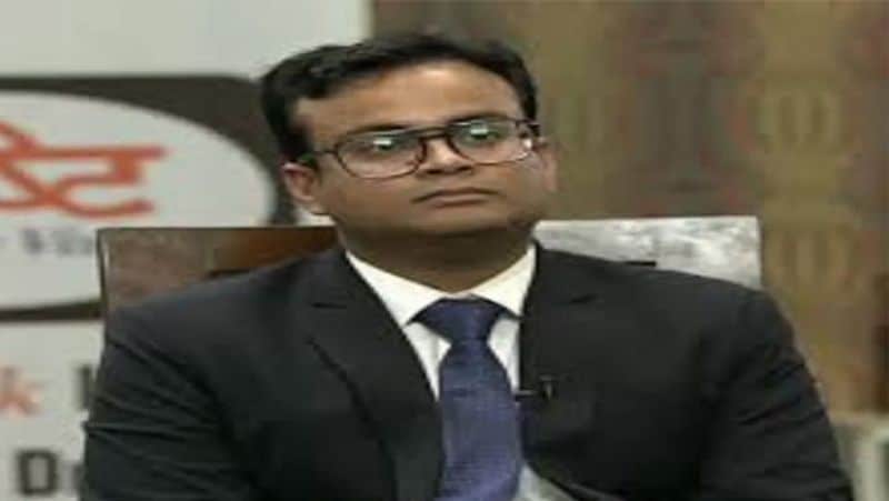दूसरे कैंडिडेट्स को फरमान की सलाह
यूपीएससी की तैयारी करने वाले लोगों को फरमान असफलताओं से ना घबराने और निराश ना होने की सलाह देते हैं। वह कहते हैं कि उन्हें इस परीक्षा को पास करने में 7 साल का लंबा वक्त लगा, लेकिन उन्होंने कभी भी उम्मीद नहीं छोड़ी और धैर्य के साथ तैयारी करते रहे। फरमान का मानना है कि अगर आपके पास कोई अच्छा गाइड करने वाला है तो आप बिना कोचिंग के तैयारी कर सकते हैं।