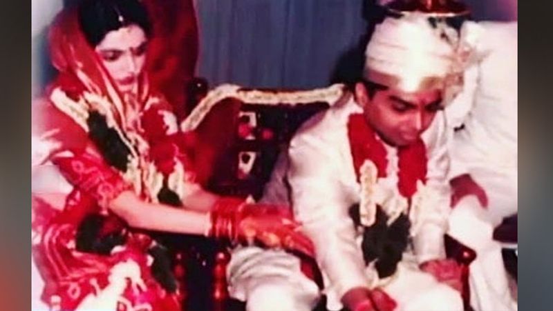 नीता की डांस और म्यूजिक में खासी दिलचस्पी थी। 20 साल की उम्र में उन्हें नवरात्रि के मौके पर मुंबई के बिरला मातोश्री में कल्चरल प्रोग्राम में परफॉर्मेंस देनी थी। इस प्रोग्राम में धीरूभाई अंबानी और मां कोकिलाबेन भी पहुंचे थे। उन्हें नीता और उनका डांस काफी अच्छा लगा और मन-ही-मन उन्होंने बेटे मुकेश के लिए उन्हें पसंद कर लिया था।