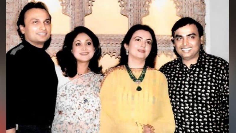 नीता को बिल्कुल यकीन नहीं हो रहा था कि इतने बड़े शख्स उनके सामने खड़े हैं। मुकेश से 6वीं या 7वीं मुलाकात के बाद भी वो कम्फर्ट महसूस नहीं करती थीं। उन्होंने सोच लिया था कि आगे का फैसला वे पढ़ाई पूरी होने के बाद ही लेंगी।