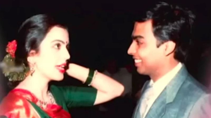 आपको बता दें कि मुकेश-नीता की शादी अरेंज के साथ लव मैरिज थी। एक मिडल क्लास फैमिली से ताल्लुक रखने वाली नीता जब पहली बार मुकेश से मिलने उनके घर गई थी तो उन्हें देखकर दंग रह गई थी। दरअसल, घर का दरवाजा मुकेश ने ही खोला था। व्हाइट शर्ट और ब्लैक पेंट पहने मुकेश बेहद सिम्पल लग रहे थे, जिसे देखकर नीता अपनी आंखों पर यकीन नहीं कर पाई थी। उन्होंने सोचा था कि एक अमीर आदमी का बेटा इतना सिम्पल भी हो सकता है।