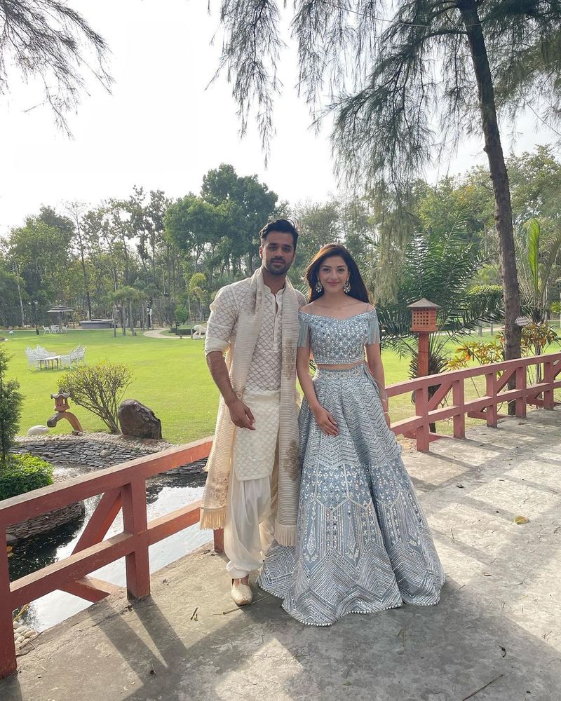 తాజాగా మెహరీన్, భవ్య బిష్ణోయ్ కలిసి ఓ ఫ్రెండ్ పెళ్లికి హాజరయ్యారు. ఆ పెళ్లిలో వీరిద్దరే హైలైట్ కావడం విశేషం. ఇద్దరు కలిసి ఫోటోలకు పోజులిచ్చారు. ఓ రకంగా సపరేట్గా వీరిద్దరు ఫోటో షూట్ పెట్టుకున్నంత పని చేశారు.