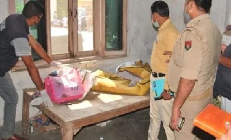 मृतका पल्लवी के पिता ने पुलिस को बताया कि उन्होंने अपनी हैसियत से ज्यादा बेटी के ससुरालवालों को दहेज दिया था। ताकि उनकी बेटी को वह खुश रखें। शादी के कुछ दिन बाद ही पल्लवी के ससुर का निधन हो गया। बस इसी बात को लेकर वह बेटी को अपशगुनी बताते हुए उस पर जुल्म ढहाना शुरू कर दिया। (प्रतीकात्मक फोटो)