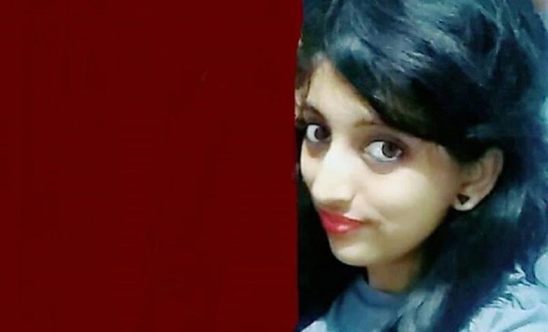 शुरुआती जांच में सामने आया है कि जिस वक्त इस घटना को अंजाम दिया गया, उस दौरान देवर के अलावा पल्लवी की सास भी मौजूद थी। सास और बूह के बीच मामूली बात पर बहस हो रही थी, जिस पर देवर को इतना गुस्सा आया कि उसने पल्लवी के सीने मार दी। आनन-फानन में ससुराल वाले उसे खून से लथपथ हालत में अस्पताल लेकर गए, जहां डॉक्टरों ने उसे मृत घोषित कर दिया।