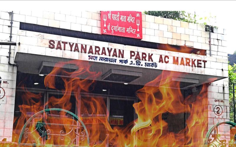 সত্যনারায়ণ পার্ক অগ্নিকাণ্ড- ২০০৩ সালের ২২শে এপ্রিল৷ আগুন লাগে বড়বাজারের সত্যনারায়ণ পার্কের ভূগর্ভস্থ মার্কেটে৷ ভোর পৌনে পাঁচটা নাগাদ আগুন দেখতে পান স্থানীয়রা৷ আগুনের কালো ধোঁয়ায় মার্কেটের চারদিক ঢেকে যায়৷ গ্যাস কাটার দিয়ে ভাঙা হয় মার্কেটের দরজা৷ দমকলের ২৩টি ইঞ্জিন ঘটনাস্থলে পৌঁছলেও প্রাথমিকভাবে তারা কাজ শুরু করতে পারেনি৷ প্রায় রাতভর আগুন জ্বলার ফলে সত্যনারায়ণ পার্কের বেসমেন্ট অত্যন্ত উত্তপ্ত ছিল৷ পরে জল দিয়ে ঠাণ্ডা করা হয়। ভেতরে প্রবেশ করে দমকল কর্মীরা৷ দীর্ঘ কয়েক ঘণ্টার চেষ্টায় আগুন নিয়ন্ত্রণে আসে৷ তবে মাঝরাতে আগুন লাগায় হতাহতের ঘটনা ঘটেনি৷ ক্ষতি হয় প্রায় কোটি টাকার৷