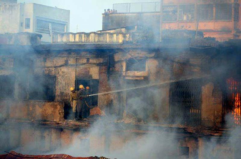 হাতিবাগান বাজার অগ্নিকাণ্ড- উত্তর কলকাতার ব্যস্ত হাতিবাগান বাজারে সাম্প্রতিক সময়ে দু’বার অগ্নিকাণ্ডের ঘটনা ঘটে৷ প্রথমটি-২০১৩ সালের ২২সে মার্চ৷ ভোর সাড়ে তিনটে নাগাদ আগুন লাগে৷ ফল পট্টি থেকে আগুন ক্রমশ ছড়িয়ে পড়ে বাজারের সর্বত্র৷ ভস্মীভূত হয়ে যায় আলুপট্টি, চালপট্টি, সবজিপট্টি, শাড়িপট্টি, ফুলপট্টি, তেলপট্টি, মাছপট্টি, বাসনপট্টির দোকানগুলি। আগুনের ভয়াবহতা ক্রমশ বাড়তে থাকে৷ ঘটনাস্থলে যায় দমকলের ১০টি ইঞ্জিন৷ প্রায় সাত ঘণ্টার চেষ্টার নিয়ন্ত্রণে আসে আগুন৷