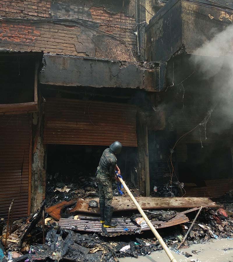 বাগরি মার্কেট অগ্নিকাণ্ড- ২০১৮ সালের ১৬ সেপ্টেম্বর ভয়াবহ আগুন লাগে বাগরি মার্কেটে। গভীর রাতে মার্কেটের একাংশে আগুন লাগে। এরপর ধীরে ধীরে গোটা বাড়ি আগুনের গ্রাসে চলে যায়। প্রায় দুদিন ধরে জ্বলে আগুন। দমকলের ৩৫টি ইঞ্জিন কাজ দীর্ঘ সময়ের প্রচেষ্টায় নিয়ন্ত্রণে এসেছিল আগুন। সম্পূর্ণ ভস্মীভূত হয়ে যায় সব দোকান। কোটিকোটি টাকার ক্ষয়ক্ষতি হয় এই অগ্নিকাণ্ডের ফলে। করলেও প্রাথমিকভাবে আগুনকে আয়ত্তে আনতে রীতিমত হিমশিম খেতে হয় দমকলকে।