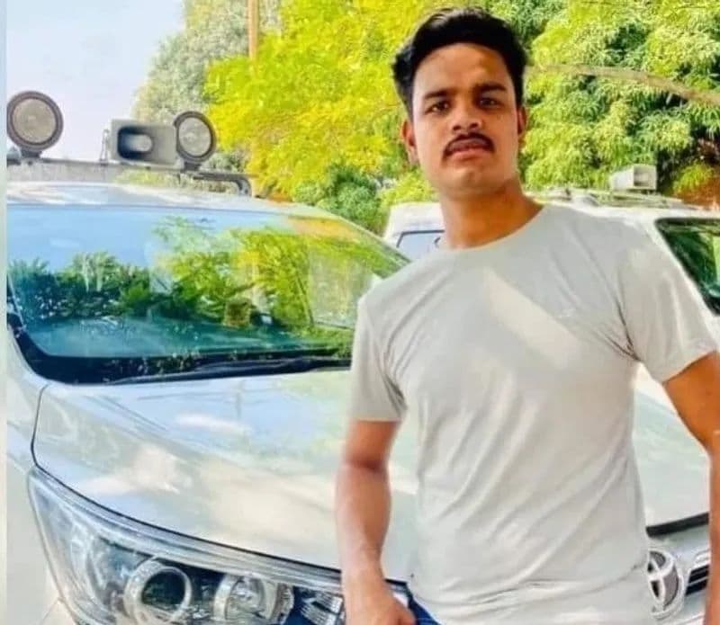 अंकिता के प्यार में था पागल
आयुष ने वीडियो में कहा कि 7 महीने पहले मेरी अंकिता सिंह से मुलाकात हुई थी। मैं उसके प्यार में पागल था। उसके शादी का दबाव बनाया तो मैं घर वालों के खिलाफ जाकर शादी कर ली। रेलवे के पटरी पर बैठकर अंकिता ने मुझसे वीडियो कॉल करवाया और कहा कि बोलो मैं खुदकुशी करने जा रहा हूं।
