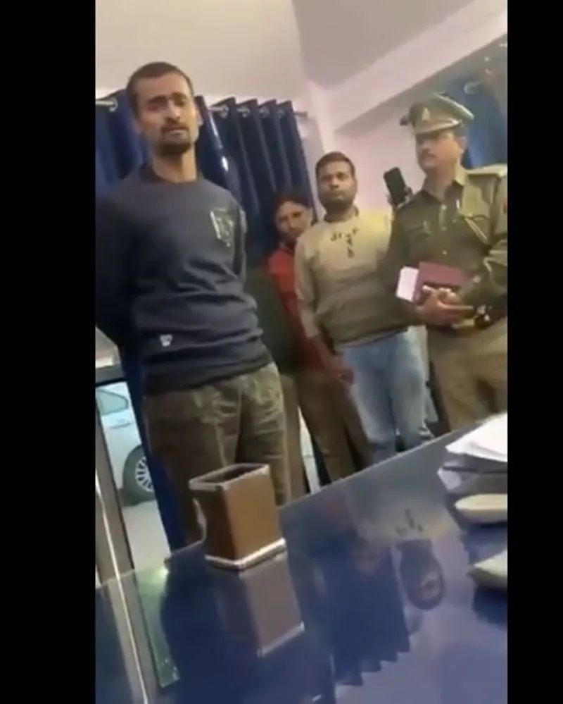 अंकिता का सामने लाया असली चेहरा
मीडिया अंकिता के गांव बहराइच में हुजूरपुर जाकर वहां पता करे, उसके कारनामे के बारे में। उसने कई शादियां की थी। प्रदीप कुमार सिंह नाम के व्यक्ति से शादी कर चुकी है और अभी तक तलाक नहीं हुआ है। उसने कहा कि जब तक मेरे पास पैसे थे तब तक मैंने अंकिता और उसके घर वालों को पेट पाला है। जब पैसे हुए खत्म तो अंकिता ने अपना रूप दिखाया।
(फोटो में आयुष का साला)