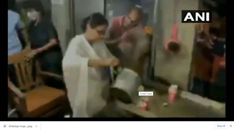 <p>সূত্রে খরব কাসর বাজিয়ে পুজো করেন মমতা বন্দ্যোপাধ্যায়। কথা বলেন মন্দিরে উপস্থিত ভক্ত বৃন্দের সঙ্গে। <br />
</p>