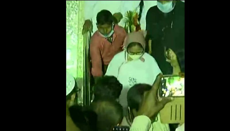 <p>এদিনও মমতা বন্দ্যোপাধ্যায় নন্দীগ্রামের শমসাবাদ মাজার পরিদর্শন করেন। বেশ কিছুক্ষণ কাটান সেখানে। মুখ্যমন্ত্রী মাজারে একটি চাদরও ছড়িয়েছেন। <br />
</p>