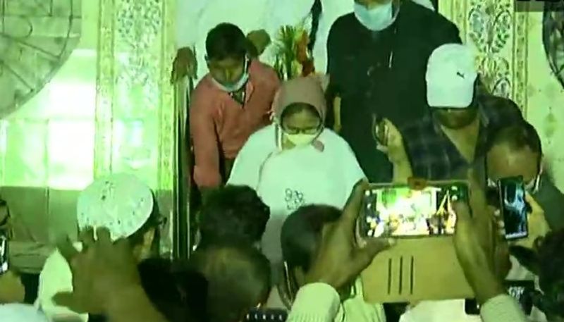 <p style="text-align: justify;">হ্যাঁ, এইবারের নন্দীগ্রামের ভোট মন্দির-মাজারেরও। শেষ লগ্নে মেরুকরণের চাপ আরও বাড়িয়েছে বিজেপি। মমতার বিরুদ্ধে তুষ্টিকরণের অভিযোগ থেকে সরাসরি 'পাকিস্তানি', 'বেগমকে হারাবো'র মতো কথা শোনা যাচ্ছে শুভেন্দু অধিকারীর মুখে। নন্দীগ্রামের ২,৭৫,০০০ ভোটারের মধ্যে ৭৫,০০০-এর মতো মুসলিম ভোট রয়েছে, প্রায় ৩০ শতাংশ। স্পষ্টতই, বাকি ২,০০,০০০ ভোটকে বিজেপির পক্ষে সংহত করার লক্ষ্য নিয়েছেন শুভেন্দু। মুসলিম ভোট গত বেশ কয়েকটি নির্বাচনে তৃণমূলের পক্ষেই গিয়েছে। কিন্তু, শুভেন্দুর চ্যালেঞ্জের মুখে পড়ে মমতা এখন মঞ্চ থেকে প্রমাণ করতে চেষ্টা করছেন তিনি মমতাজ বেগম নন, মমতা বন্দ্যোপাধ্যায়। মীনাক্ষি মুখোপাধ্য়ায়ের সমর্থনে আব্বাস সিদ্দিকীর জনসভার ভিড় কিন্তু বলছে মুসলিম সমাজ মমতার এই পাল্টি পছন্দ করছে না।</p>