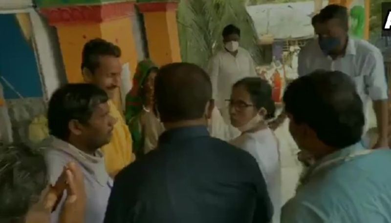<p> নন্দীগ্রামে দিয়ে আবারও আগের মেজাজে ফিরে এসেছেন মমতা বন্দ্যোপাধ্যায়। তিনি কর্মিসভা সেরেই চলে যান নন্দীগ্রামের চণ্ডীমন্দিরে। সেখানে পুজো দেন। মুখ্যমন্ত্রী তথা তৃণমূল নেত্রীকে দেখতে রীতিমত ভিড় জমে যায় মন্দির চত্বরে। <br />
</p>