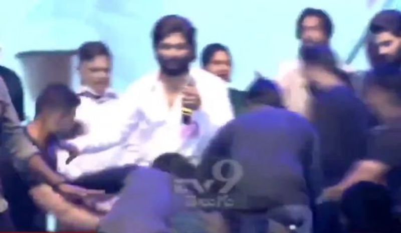 అయితే బన్నీ స్టేజ్పైకి వచ్చి మాట్లాడుతుండగా, విచిత్రమైన, షాకింగ్ ఎక్స్ పీరియెన్స్ చవిచూడాల్సి వచ్చింది. బన్నీ సినిమా గురించి మాట్లాడుతున్న క్రమంలో కొందరు అభిమానులు స్టేజ్పైకి దూసుకొచ్చారు. ఏ మాత్రం ఆలస్యం చేయకుండా కొందరు బన్నీ కాళ్లపై పడ్డారు. మరికొందరు బన్నీ మెడపట్టకుని ఎగిరే ప్రయత్నం చేశారు. అటూ, ఇటూ లాగారు. కాసేపు ఆయన్ని ఉక్కిరి బిక్కిరి చేశారు.