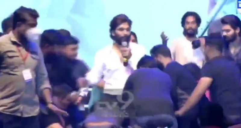 ఒక్కసారిగా జరిగిన ఈ ఘటనతో ఈవెంట్ మొత్తం డిస్టర్బ్ అయిపోయింది. అక్కడున్న వారంతా షాక్కి గురయ్యారు. ఈవెంట్లో ఏదో జరగబోతుందని ఆందోళన చెందారు. అయితే వెంటనే స్పందించిన బాడీ గార్డ్స్ వారిని నెట్టేసి అక్కడి నుంచి పంపించారు.