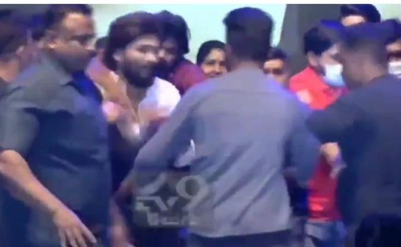 ఇంత జరిగినా బన్నీ తన గొప్ప హృదయాన్ని చాటుకున్నారు. అలా వచ్చిన అభిమానులను బాడీగా కొట్టే ప్రయత్నం చేయగా, బన్నీ వద్దు అంటూ సముదాయించాడు. వారికి ఎలాంటి హాని చేయకుండా అక్కడి నుంచి పంపించేశాడు.