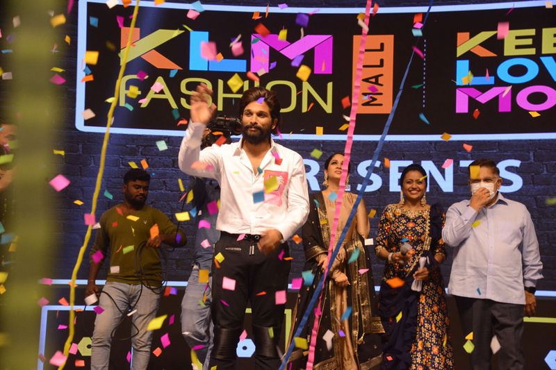 ఈ ఈవెంట్లో అల్లు అర్జున్ స్పెషల్ ఎట్రాక్షన్గా నిలిచారు. ఆయన ప్రస్తుతం `పుష్ప` చిత్రంలో నటిస్తుండగా, గెడ్డంతో ఉండటం అభిమానుల్లో క్రేజీ మారింది. బన్నీని చూసేందుకు వేలాది మంది ఈవెంట్ ప్రాంగణానికి చేరుకున్నారు.