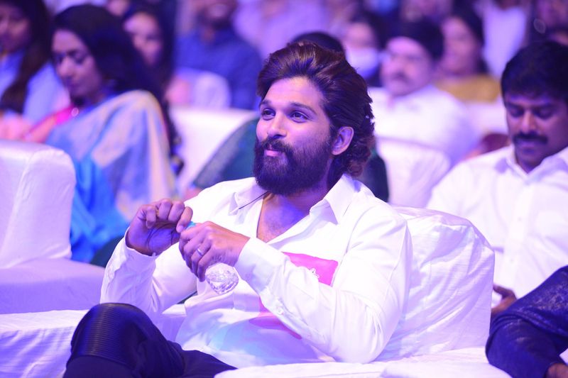 మరోవైపు ఈ నెల 19న విడుదల కాబోతున్న `చావు కబురు చల్లగా` చిత్రాన్ని చూసి హిట్ చేయాలని చెప్పారు. ఈ సందర్భంగా కార్తికేయ, లావణ్యత్రిపాఠి, బన్నీవాసు, దర్శకుడికి ఆయన అభిమానందనలు తెలియజేశారు.