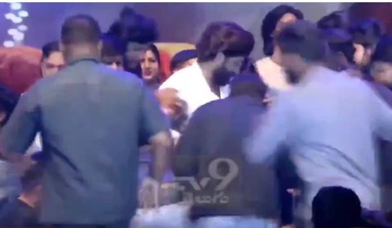 చివరగా `పుష్ప` సినిమా గురించి చెప్పండి అని ఫ్యాన్స్ అరుస్తుండగా, దానికి స్పందిస్తూ, `పుష్ప.. తగ్గేదెలా.. `అంటూ ముగించారు.
