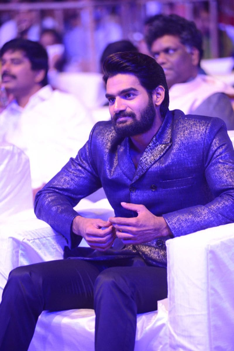 హీరో కార్తికేయ స్టయిలీష్గా మెరిశారు.