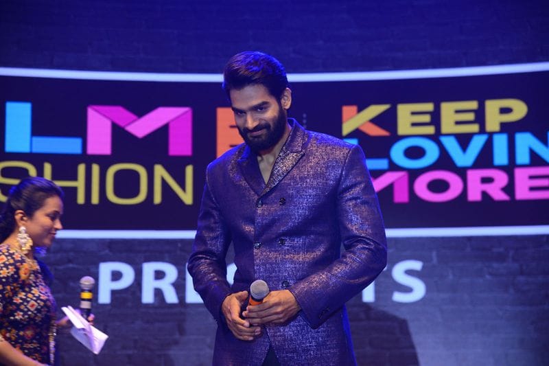 స్టేజ్పై మాట్లాడుతున్న దృశ్యం.