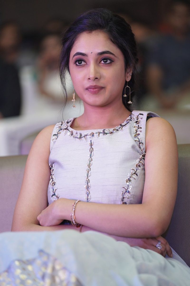 ఇందులో యాష్ కలర్ స్లీవ్ లెస్ గౌన్లో మెరిసింది ప్రియాంక. ప్రస్తుతం ప్రియాంక ఫోటోలు సోషల్ మీడియాలో వైరల్ అవుతున్నాయి.