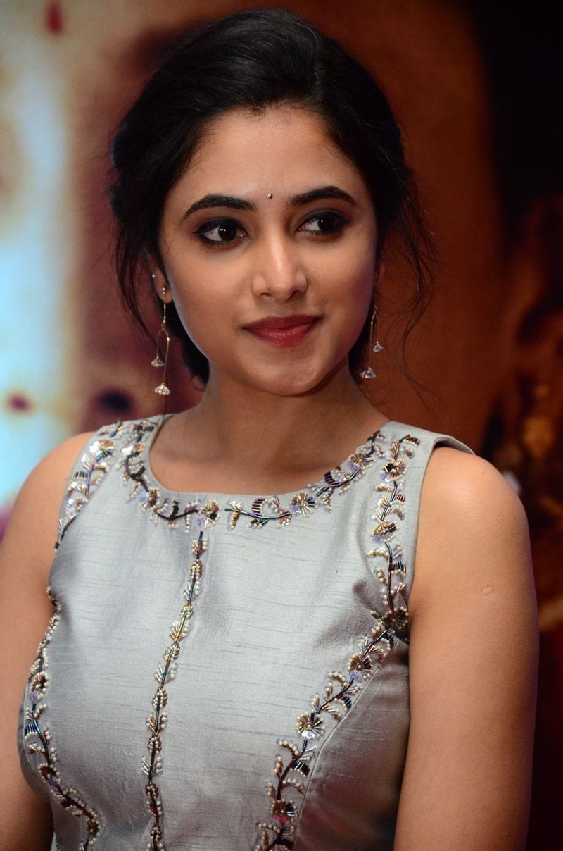 ఆకట్టుకుంటున్న ప్రియాంక అరుల్ మోహన్ గ్లామర్ ఫోటోలు.