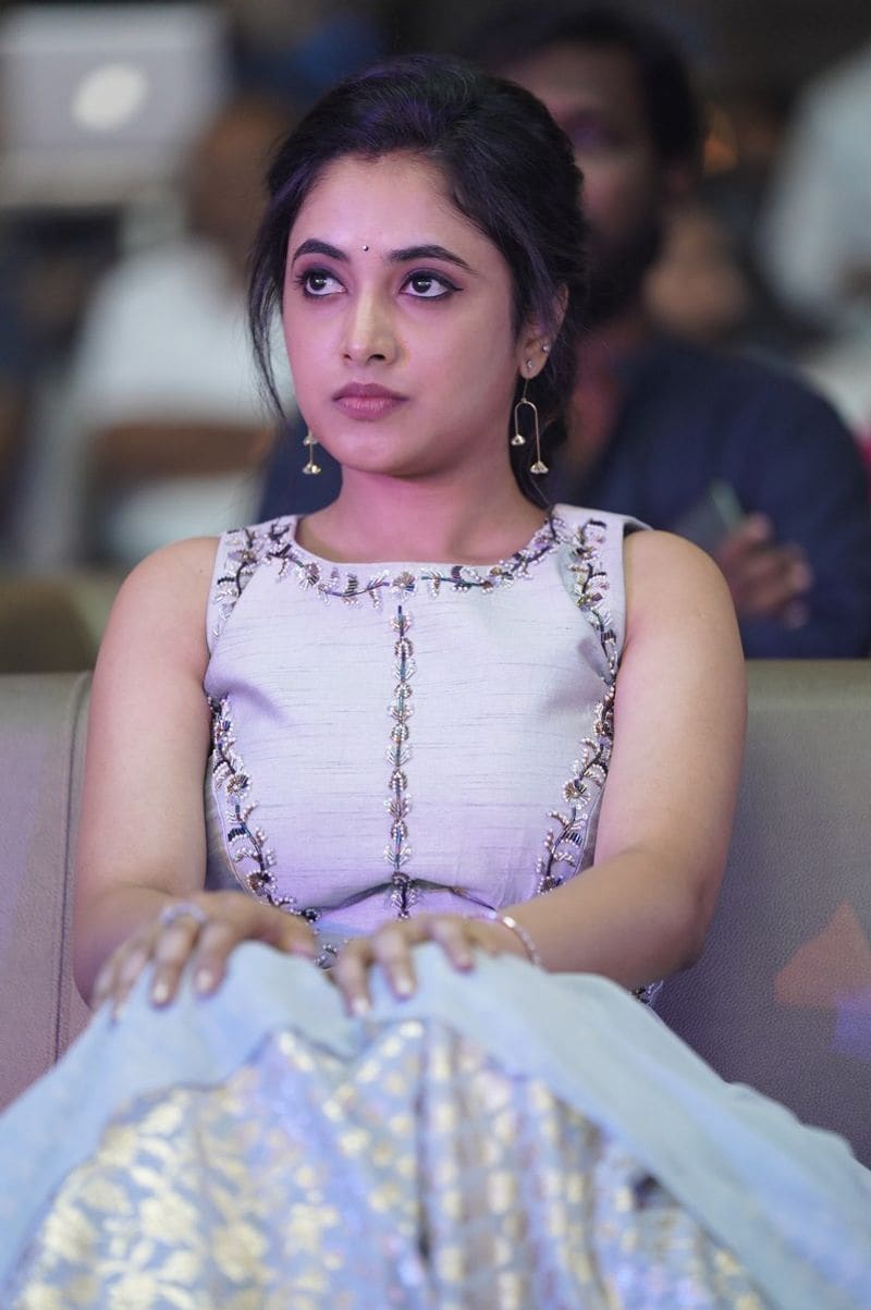 ఆకట్టుకుంటున్న ప్రియాంక అరుల్ మోహన్ గ్లామర్ ఫోటోలు.