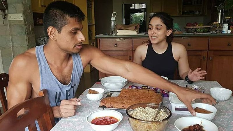 <p>ইনস্টাগ্রামেই একে অপরের সঙ্গে কাটানো বিশেষ মুহূর্তের ছবি শেয়ার করে কাপল গোলস দিচ্ছেন ইরা। মুহূর্তের মধ্যে ছবি ভাইরাল হয়েছে নেটদুনিয়ায়।<br />
</p>