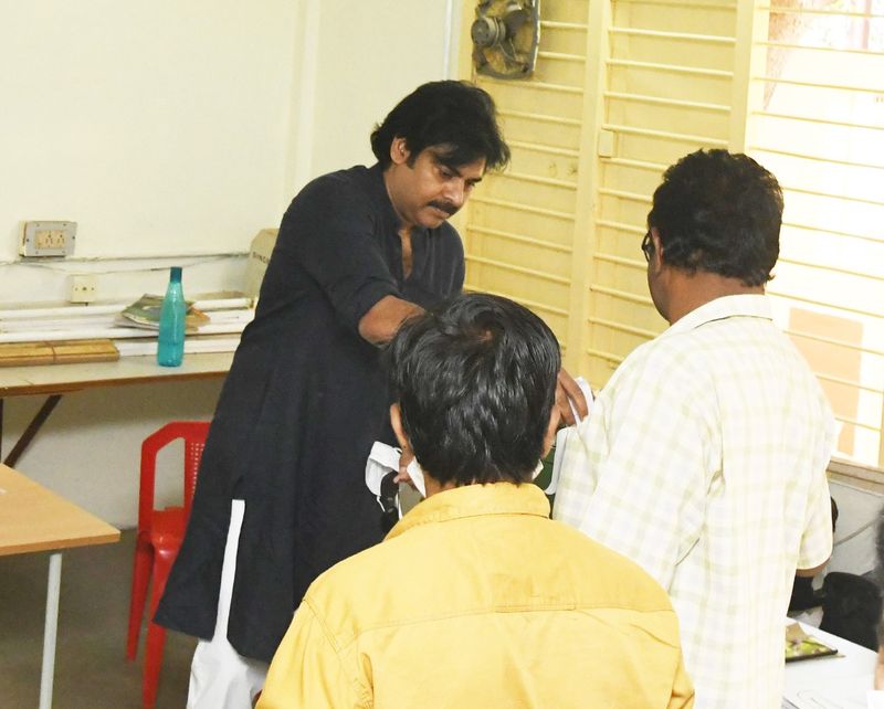 విజయవాడలో ఓటు హక్కును వినియోగించుకుంటున్న పవన్ కల్యాణ్