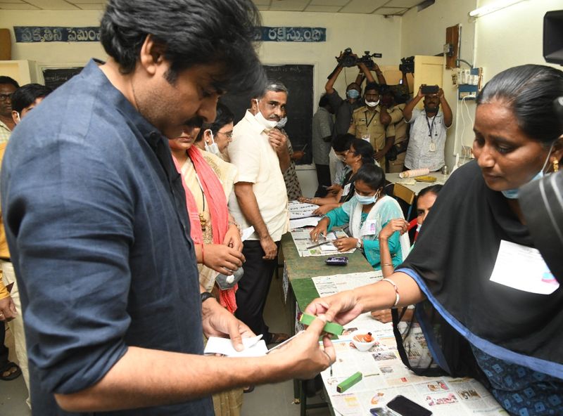 విజయవాడలో ఓటు హక్కును వినియోగించుకుంటున్న పవన్ కల్యాణ్
