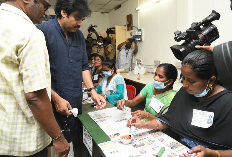 విజయవాడలో ఓటు హక్కును వినియోగించుకుంటున్న పవన్ కల్యాణ్