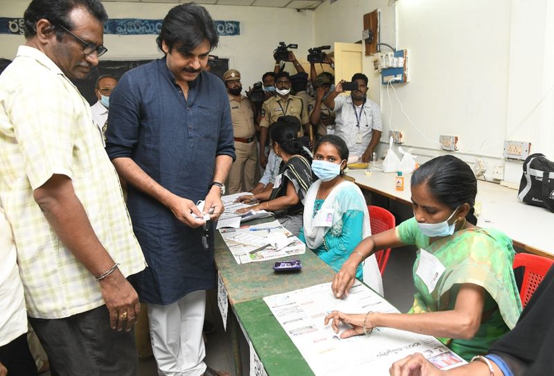 విజయవాడలో ఓటు హక్కును వినియోగించుకుంటున్న పవన్ కల్యాణ్