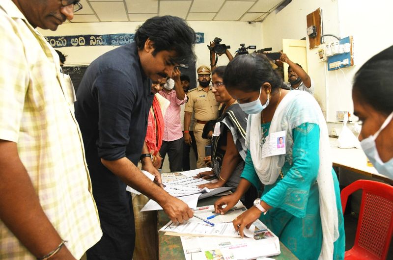 విజయవాడలో ఓటు హక్కును వినియోగించుకుంటున్న పవన్ కల్యాణ్