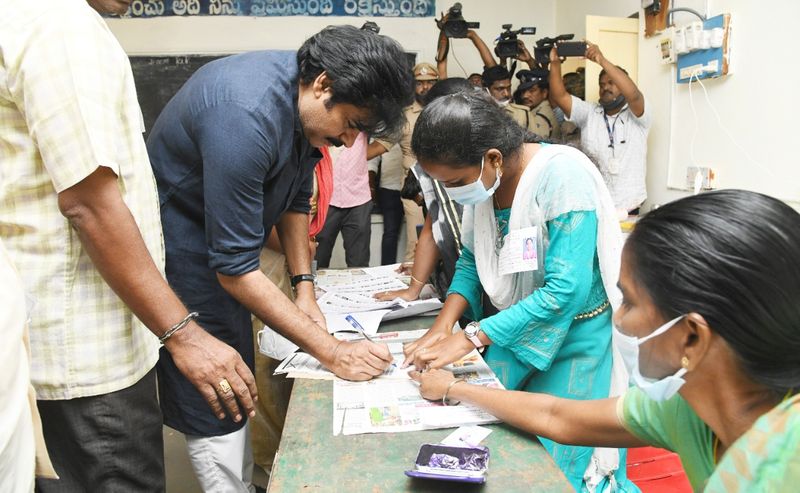విజయవాడలో ఓటు హక్కును వినియోగించుకుంటున్న పవన్ కల్యాణ్
