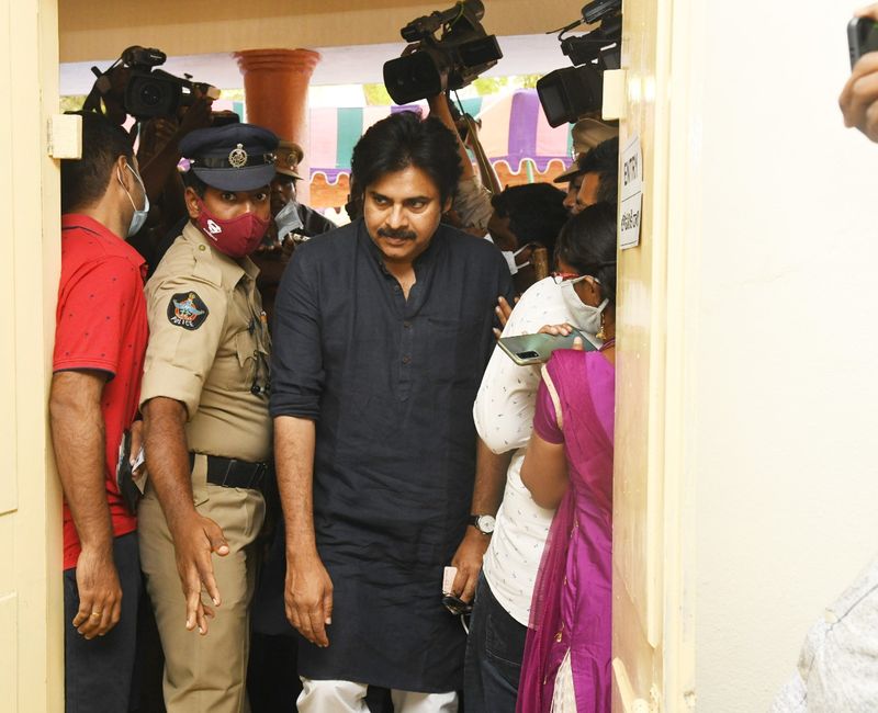 విజయవాడలో ఓటు హక్కును వినియోగించుకుంటున్న పవన్ కల్యాణ్