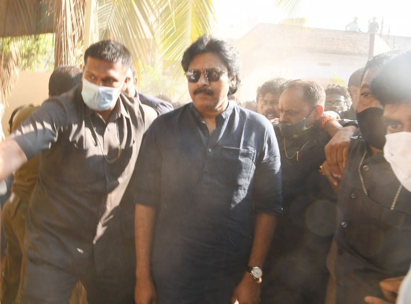 ఓటేయడానికి వస్తున్న పవన్ కల్యాణ్