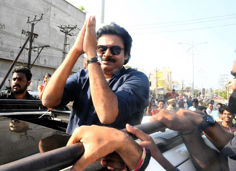 ఓటు హక్కును వినియోగించుకున్న అనంతరం అభిమానులకు పవన్ అభివాదం