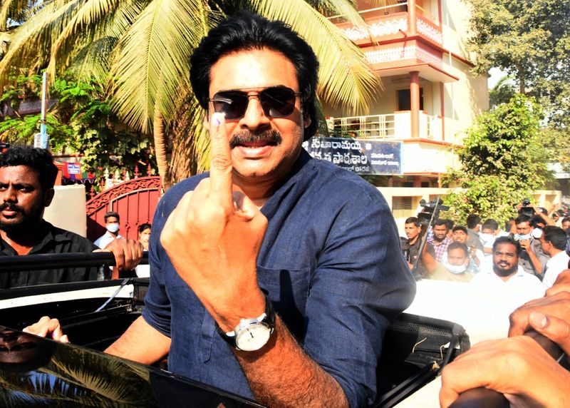 ఓటు హక్కును వినియోగించుకుంటున్న పవన్ కల్యాణ్