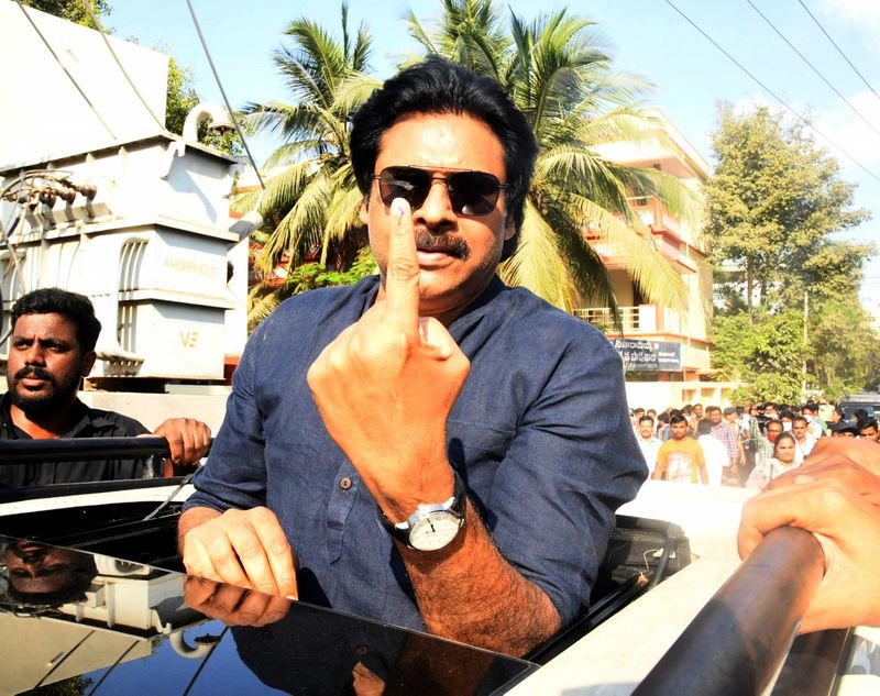 ఓటు హక్కును వినియోగించుకుంటున్న పవన్ కల్యాణ్
